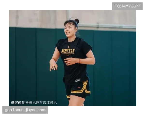 李月汝训练完逛超市手拿几百块零食袋子多得像抢劫现场,不像篮球运动员亲戚还笑场了 李月汝训练完逛超市手拿几百块零食袋子多得像抢劫现场,不像篮球运动员亲戚还笑场了